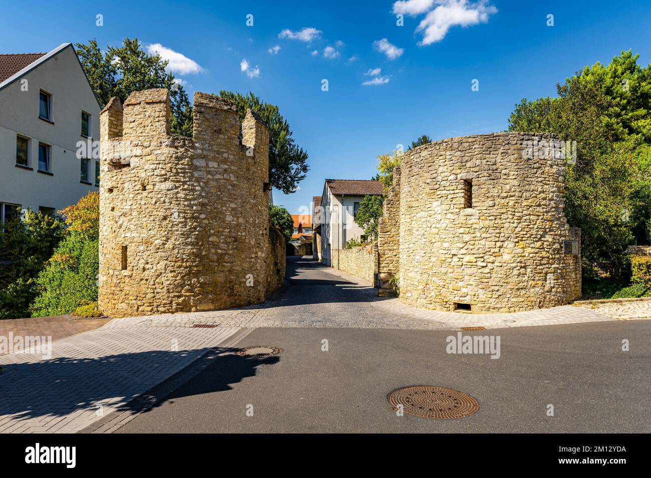 Stiegelgässer Tor oder Stiegelpforte in Ingelheim, Rheinhessen, Ecke Stiegelgasse und Burgunderstraße, Teil einer Festung seit dem 15.. Jahrhundert um Ober-Ingelheim, bestand die gesamte Stadtbefestigung aus einem Wechsel von Verteidigungsmauern und Türmen, durchbohrt von einer Handvoll massiver Stadttore wie diesem Stockfoto