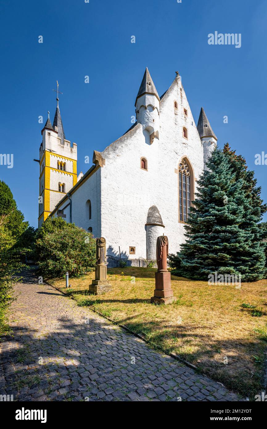 Außenansicht der Burgkirche Ingelheim, Rheinhessen, Spätgotisches Sakralgebäude mit Befestigungsanlagen Stockfoto