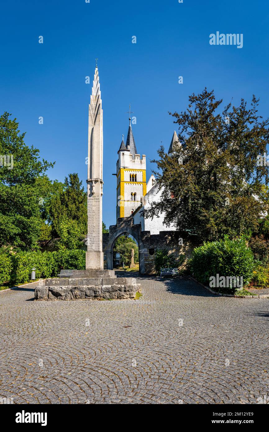 Außenansicht der Burgkirche Ingelheim, Rheinhessen, Spätgotisches Sakralgebäude mit Befestigungsanlagen Stockfoto