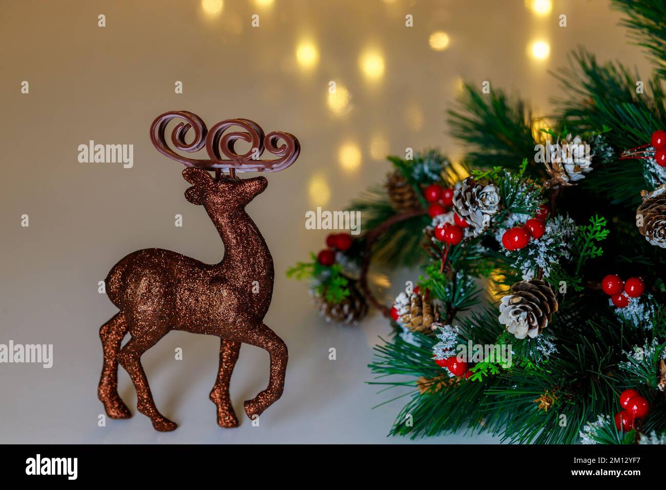 Der elegante Rainder ist ein wunderschöner Weihnachtshintergrund. Stockfoto