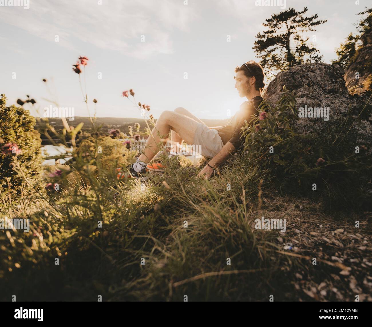 Deutschland, Baden-Württemberg, Sigmaringen, man, Rock, Setz dich, entspann dich Stockfoto