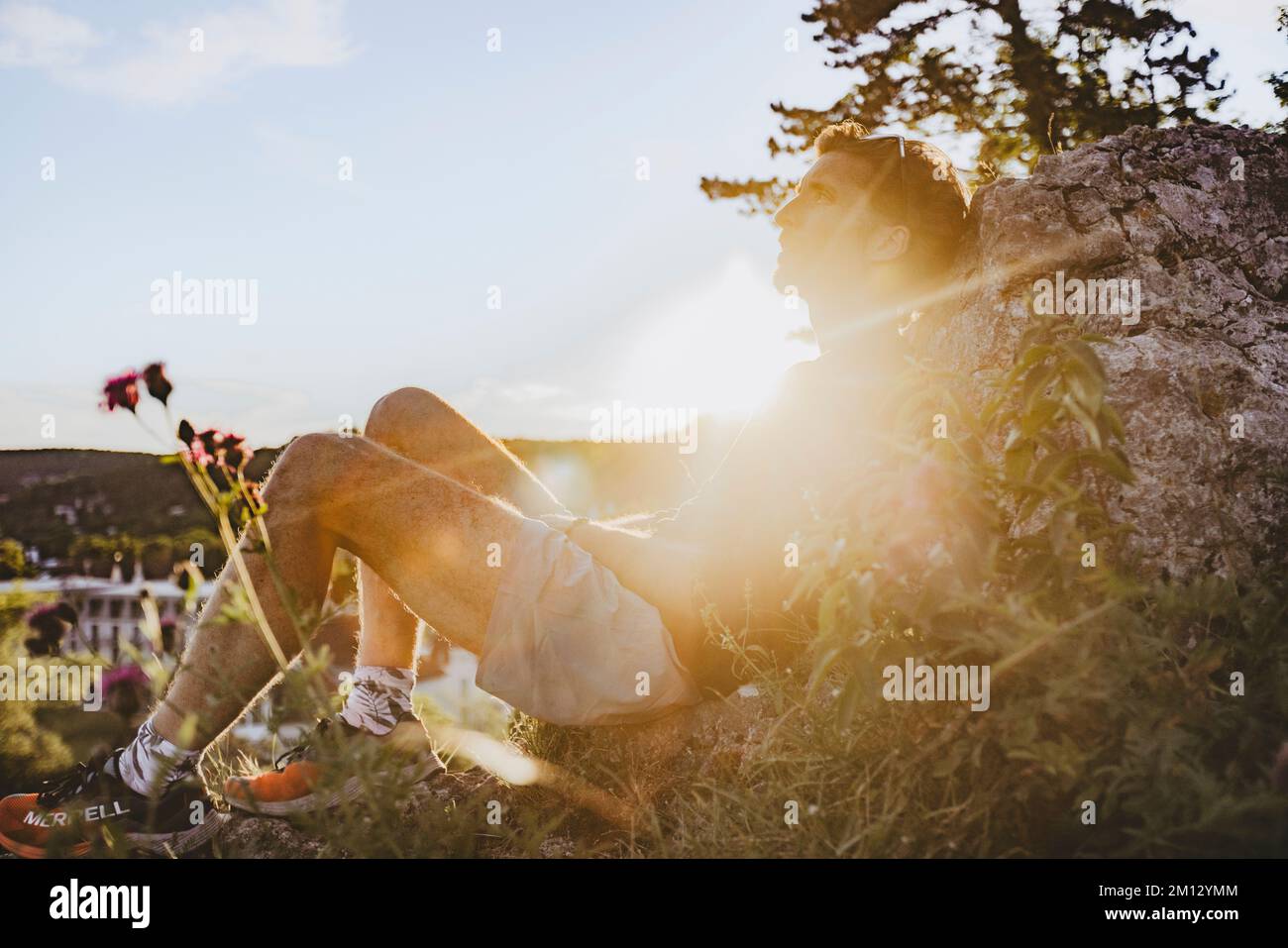 Deutschland, Baden-Württemberg, Sigmaringen, man, Rock, Setz dich, entspann dich Stockfoto