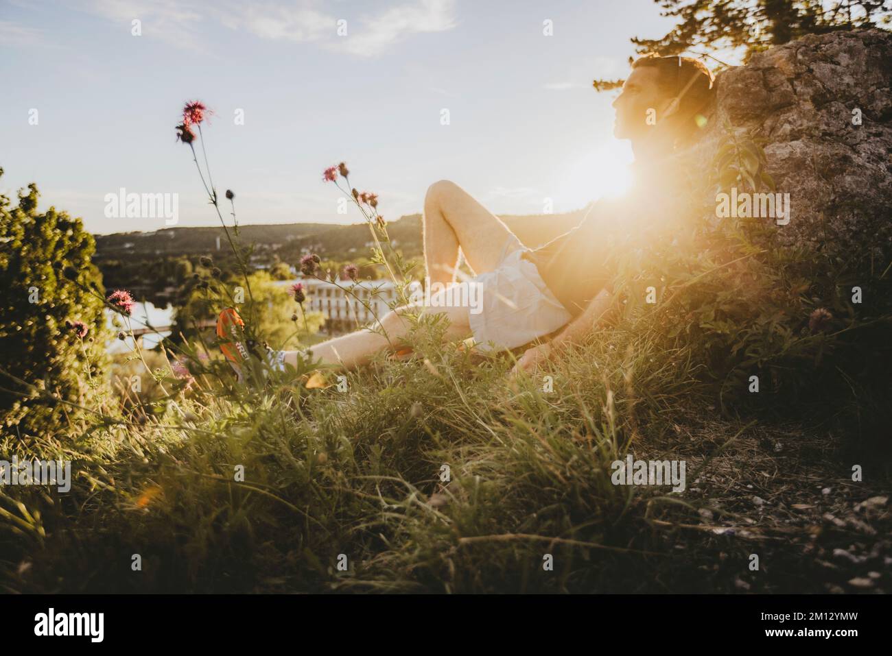 Deutschland, Baden-Württemberg, Sigmaringen, man, Rock, Setz dich, entspann dich Stockfoto
