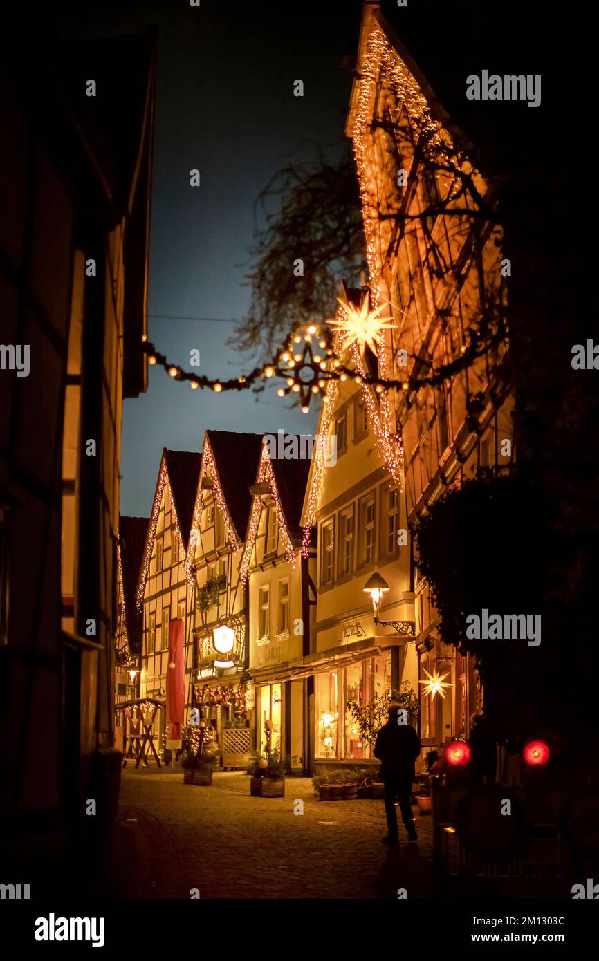 Weihnachtsmarkt 2022 in Soest. Seitenblick auf die Straße. Stockfoto