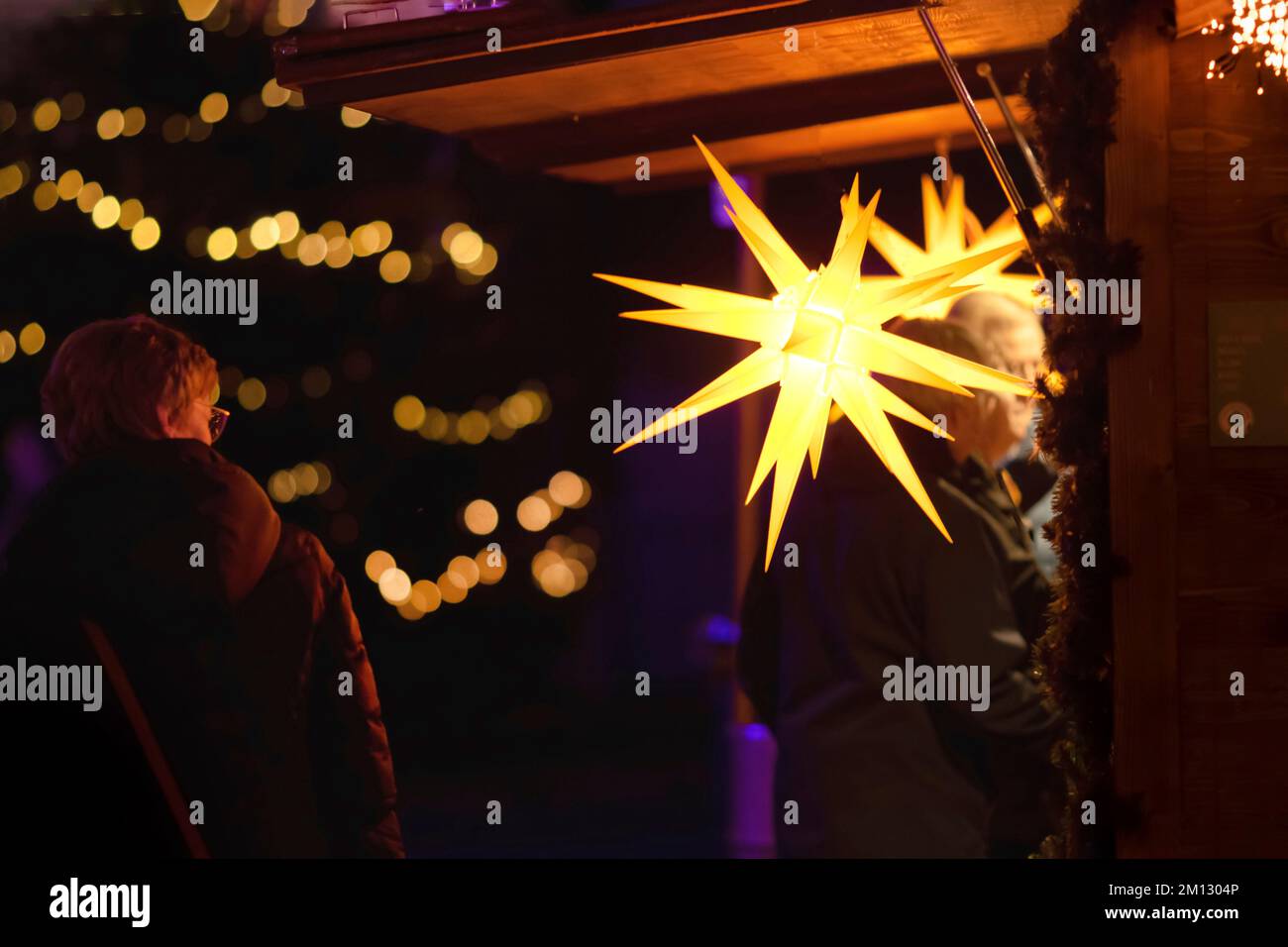 Weihnachtsmarkt 2022 in Soest. Ein strahlender Stern. Stockfoto