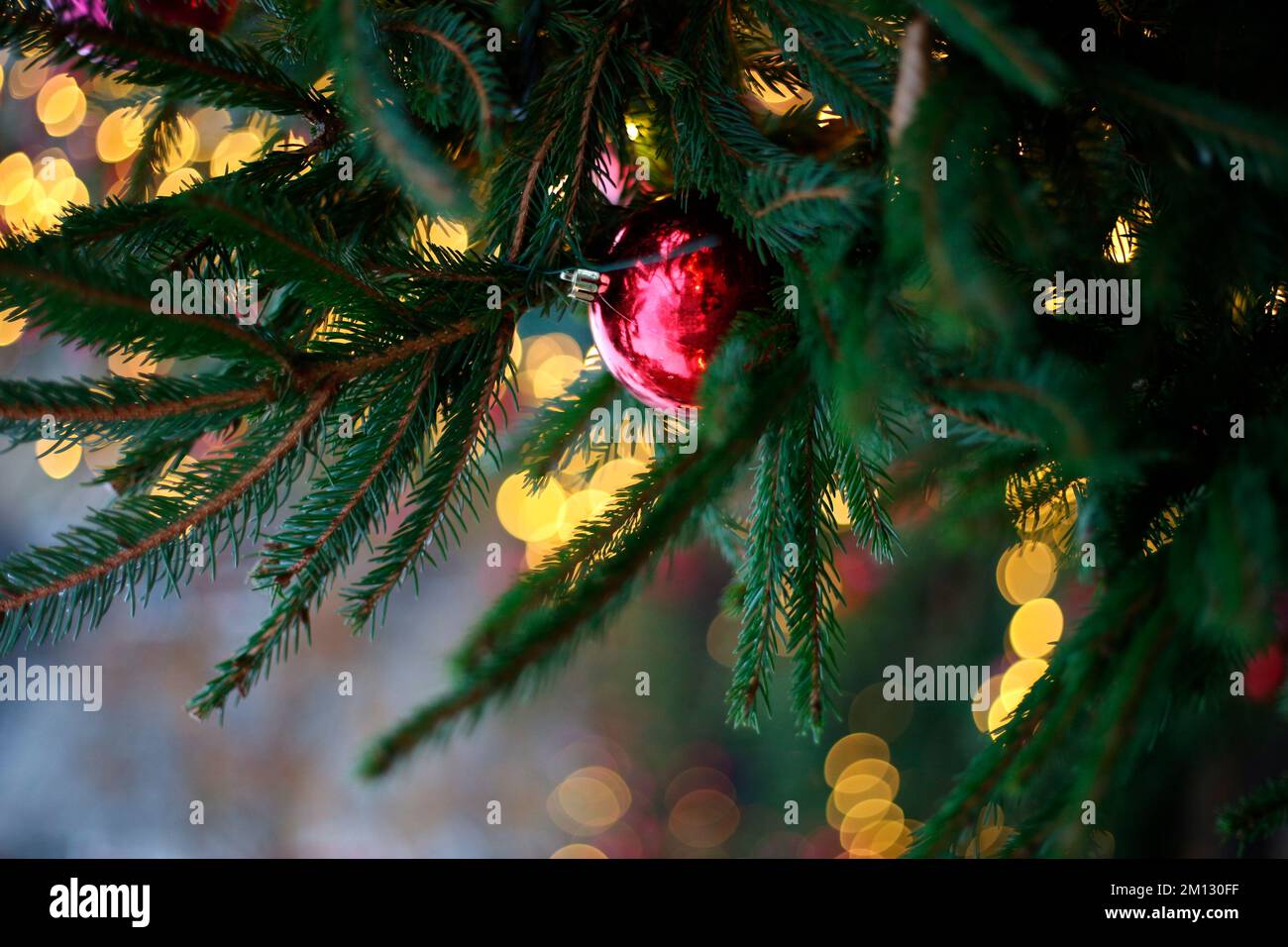 Weihnachtsbaumschmuck auf dem Weihnachtsmarkt Stockfoto