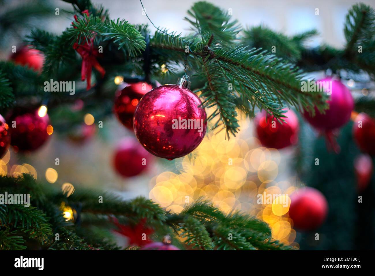 Weihnachtsbaumschmuck auf dem Weihnachtsmarkt Stockfoto