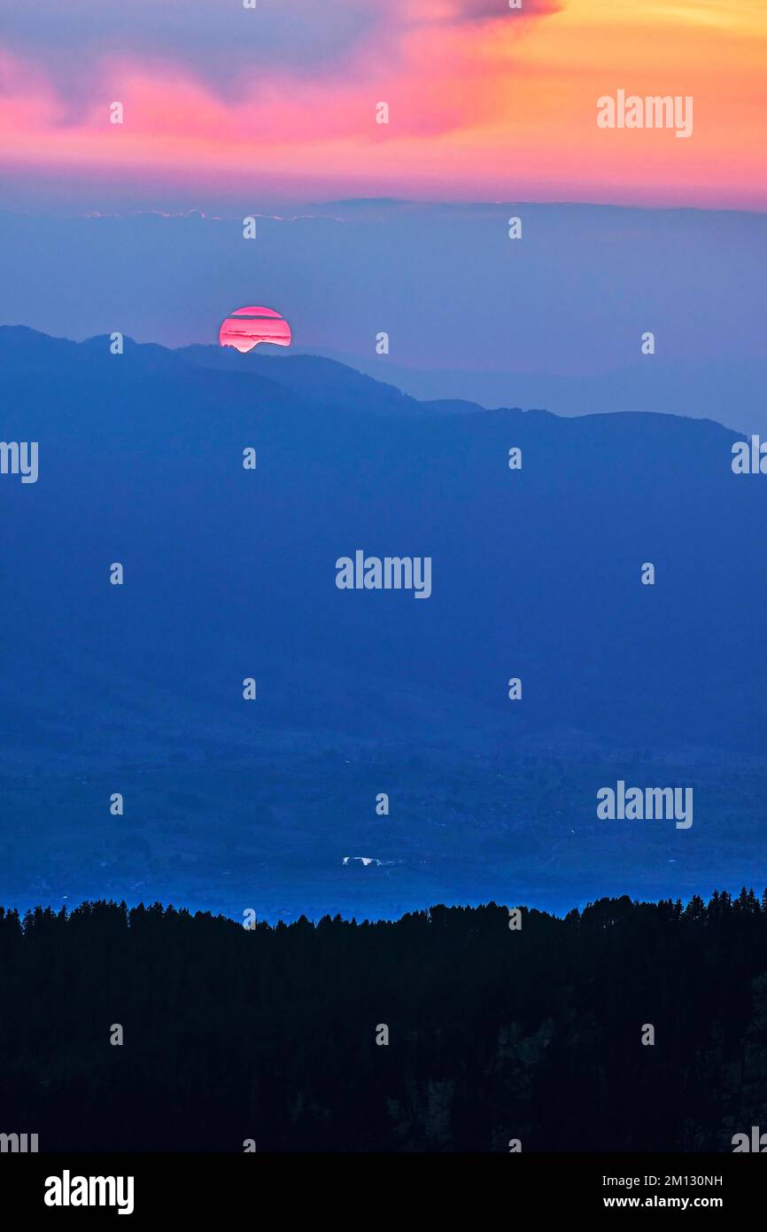 Blutrote Sonne über den Berner Alpen bei Sonnenuntergang, Kanton Bern, Schweiz, Europa Stockfoto