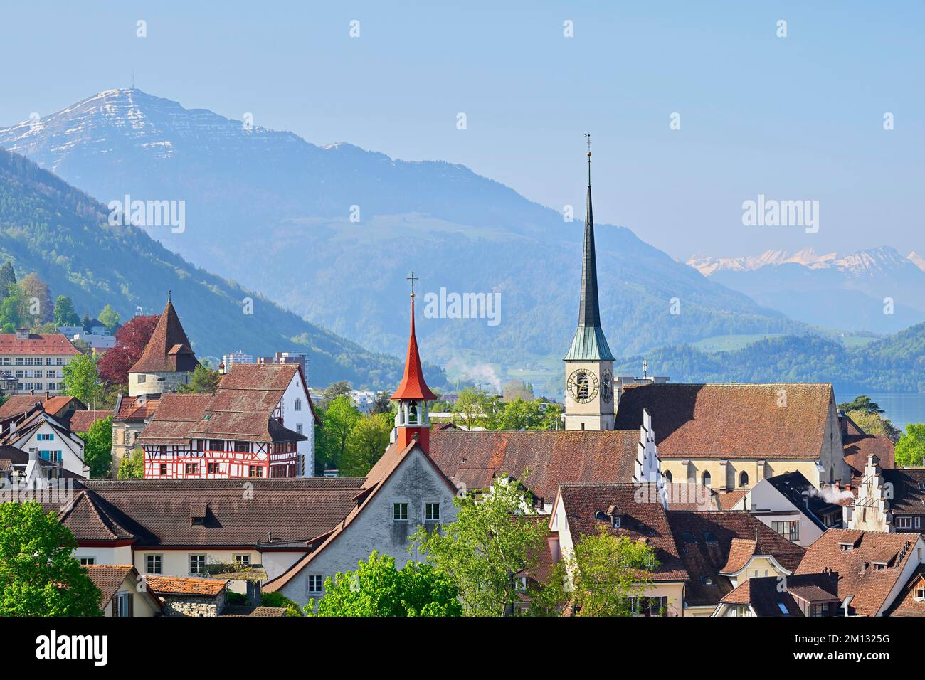 Blick vom Rosengarten am Guggi auf die Altstadt mit Kirche, Rigi im Hintergrund, Zug, Kanton Zug, Schweiz, Europa Stockfoto