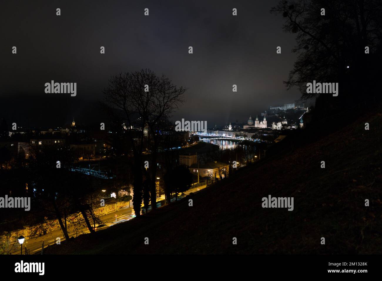 Salzburg, Österreich, Advent, Winter, Stadtübersicht am Abend Stockfoto