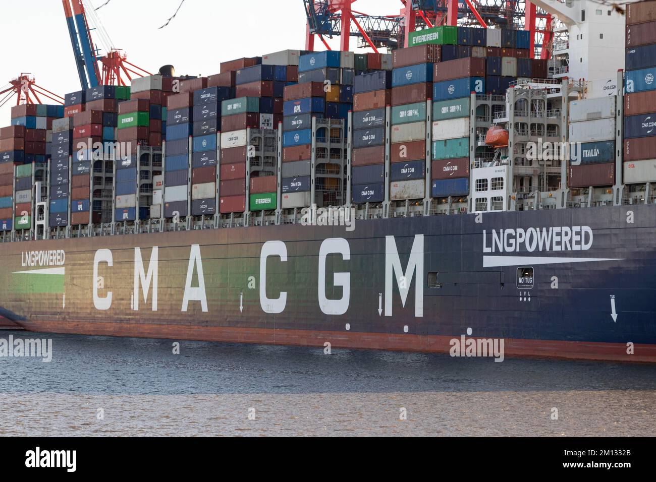 Rivoli, Containerschiff mit Flüssigerdgasantrieb (LNG-Antrieb) der Schifffahrtsgesellschaft CMA CGM am HHLA-Containerterminal Burchardkai in Stockfoto