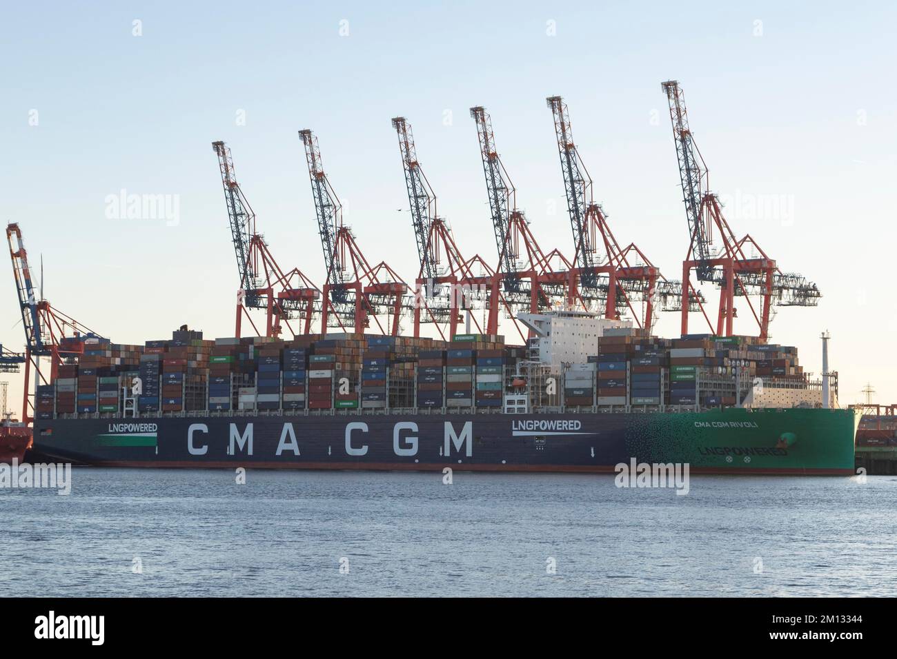 Rivoli, Containerschiff mit Flüssigerdgasantrieb (LNG-Antrieb) der Schifffahrtsgesellschaft CMA CGM am HHLA-Containerterminal Burchardkai in Stockfoto