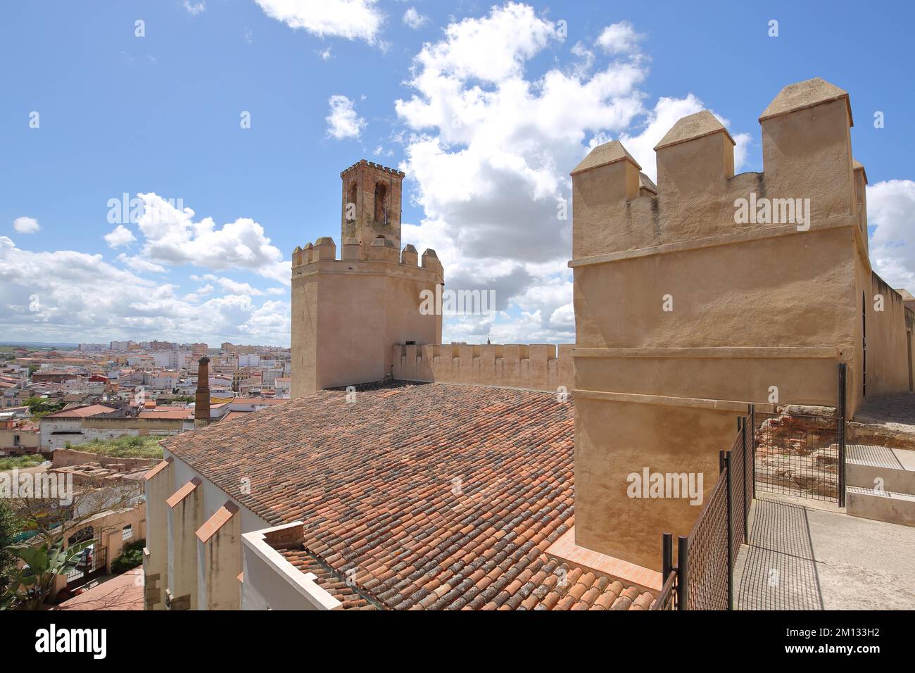 Dächer und historischer Turm Torre de Espantaperros der Stadtbefestigung Alcazaba, Badajoz, Extremadura, Spanien, Europa Stockfoto