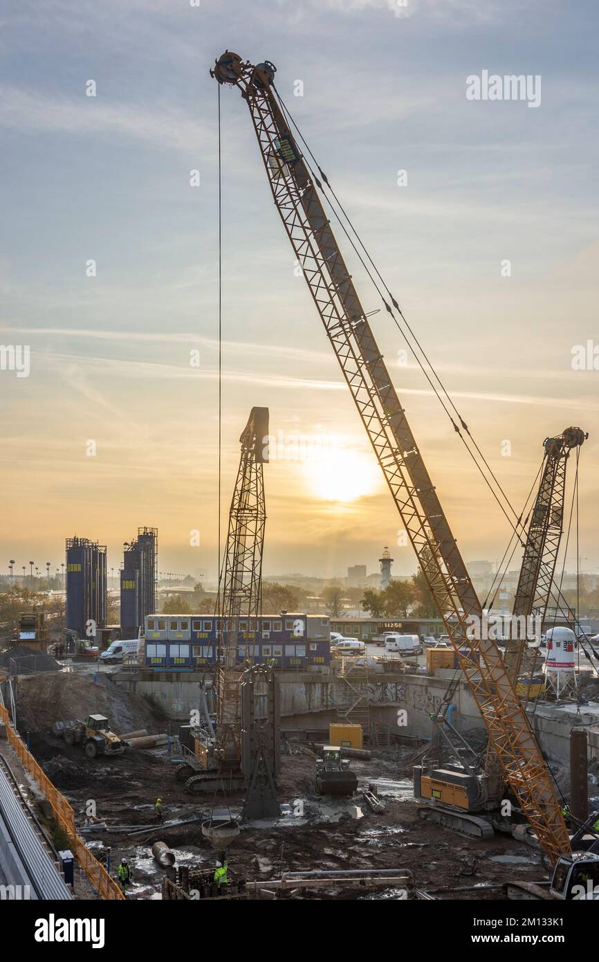 Wien, Ausgrabungsgrube, Verfüllung einer Membranwand mit Beton, Baustelle des Projekts DC Tower 2 im Jahr 22. Donaustadt, Österreich Stockfoto