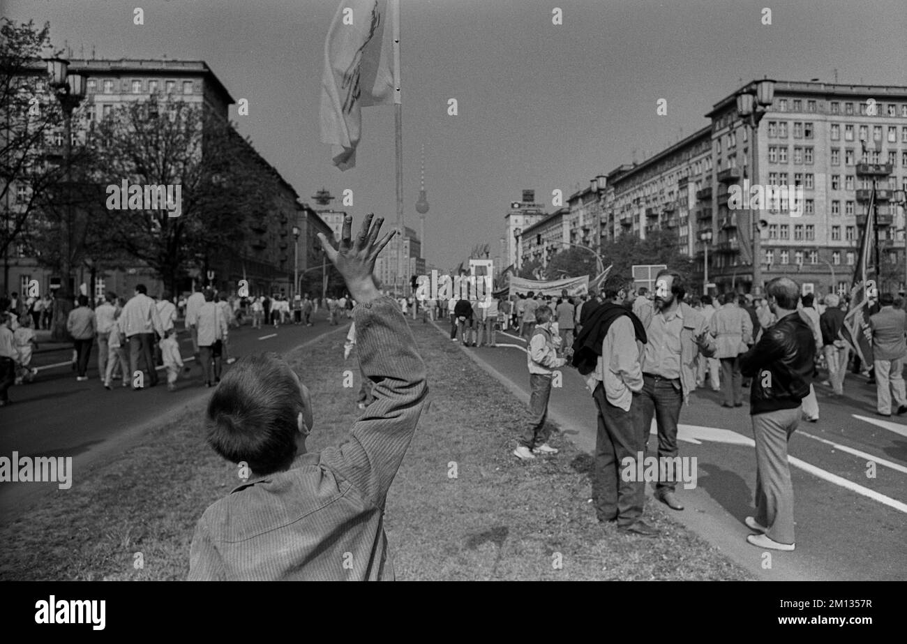 DDR, Berlin, 01.05.1988., 1.. Mai Demonstration in Karl-Marx-Allee, Junge mit Flagge Stockfoto
