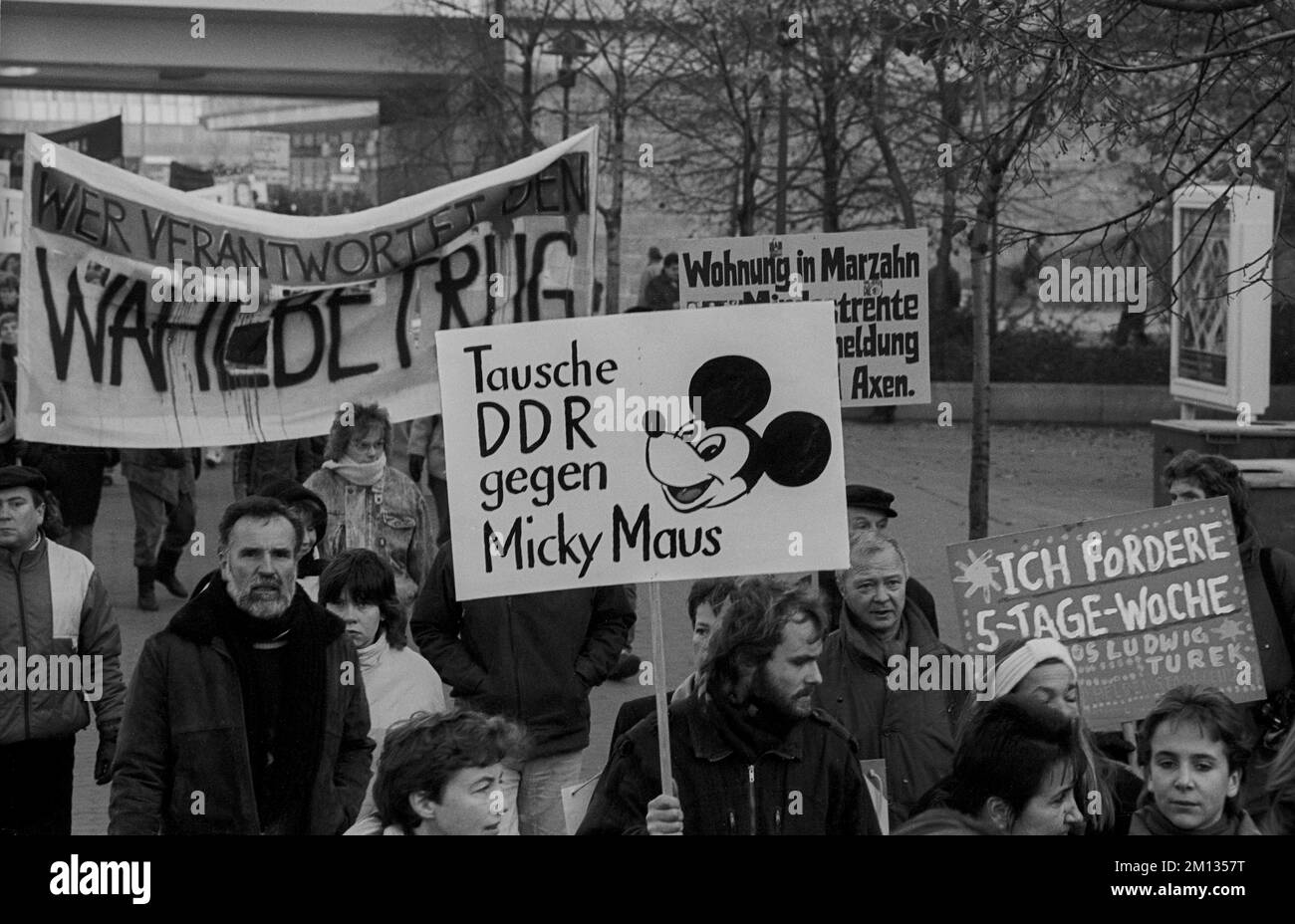 DDR, Berlin, 19.11.1989, Demo am 19. November 89, Austausch DDR gegen Mickey Mouse Stockfoto
