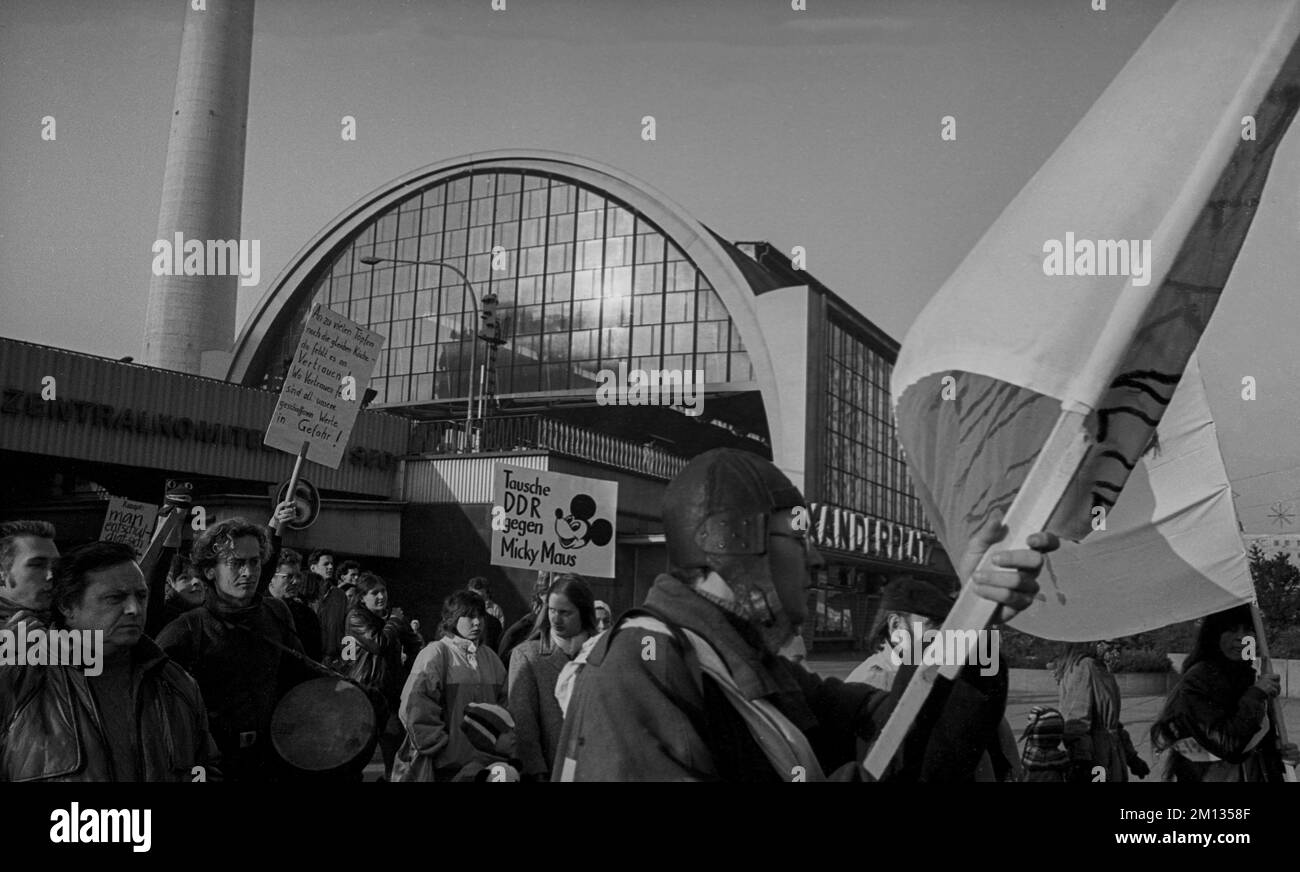 DDR, Berlin, 19.11.1989, Demo am 19. November 89, Austausch DDR gegen Mickey Mouse, Alexanderplatz Stockfoto