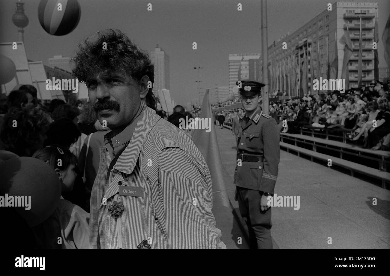 DDR, Berlin, 01.05.1988., 1.. Mai Demonstration in Karl-Marx-Allee, Steward, NVA-Soldat Stockfoto