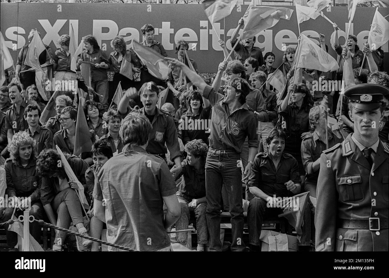 DDR, Berlin, 01.05.1988., 1.. Mai Demonstration in Karl-Marx-Allee, FDJ, Jubel, NVA Soldat Stockfoto