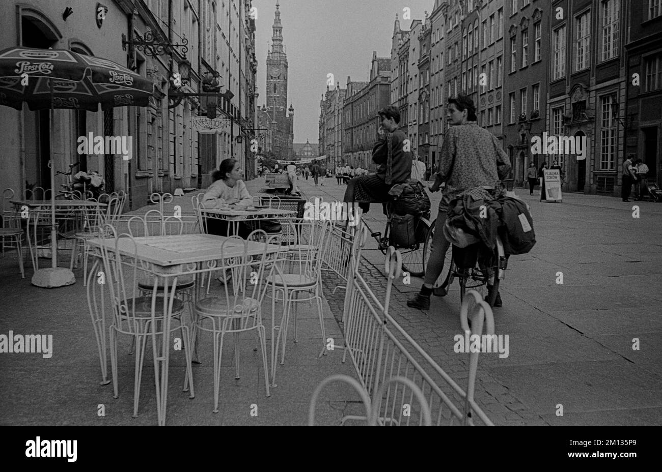 Polen, Danzig, 24,8.1988, Straßenszene in Danzig, Straßencafé, Fahrradtouristen, Europa Stockfoto