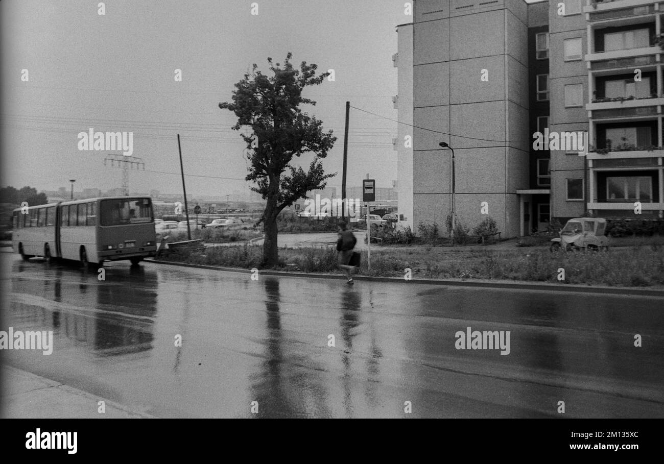 DDR, Berlin, 16,6.1988, Straße in Berlin-Hellersdorf, abfahrender Bus, Person, die hinter ihr her ist Stockfoto