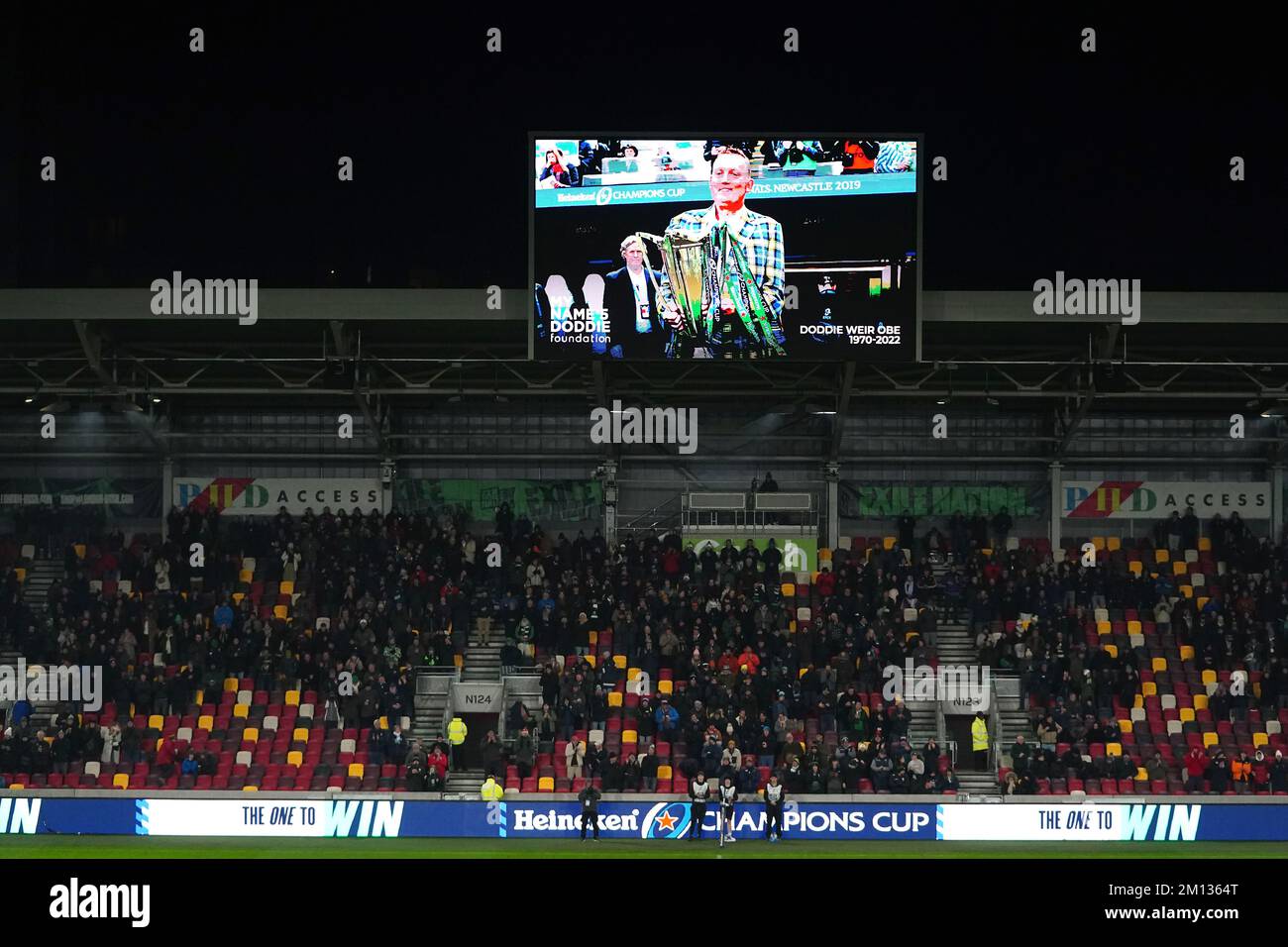 London Irish und Montpellier während einer Schweigeminute für den ehemaligen schottischen Rugby-Gewerkschaftsspieler Doddie Weir vor dem Heineken Champions Cup-Spiel im GTECH Community Stadium in London. Foto: Freitag, 9. Dezember 2022. Stockfoto