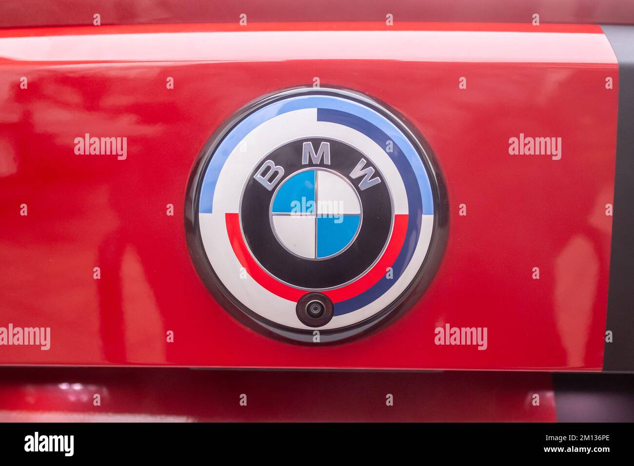 Slowenien, Ljubljana - 25. November 2022: Roter BMW M4 Stockfoto