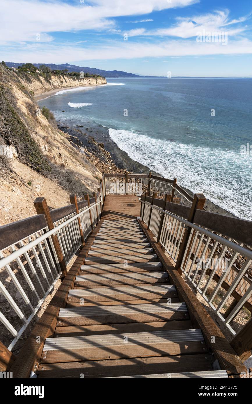 Neu verbesserte Treppe führt hinunter zum abgelegenen Dume Cove Beach Surf Gebiet in Malibu, Kalifornien. Vertikale Ansicht. Stockfoto