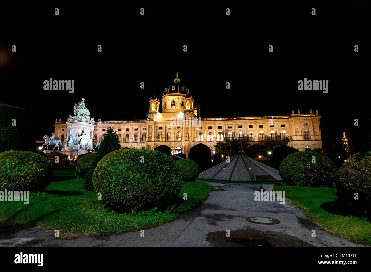 Nächtliches Stadtbild des Museums der Naturwissenschaften in Wien, Österreich. Naturhistorisches Museum und der Weihnachtsmarkt in Wien. Stockfoto