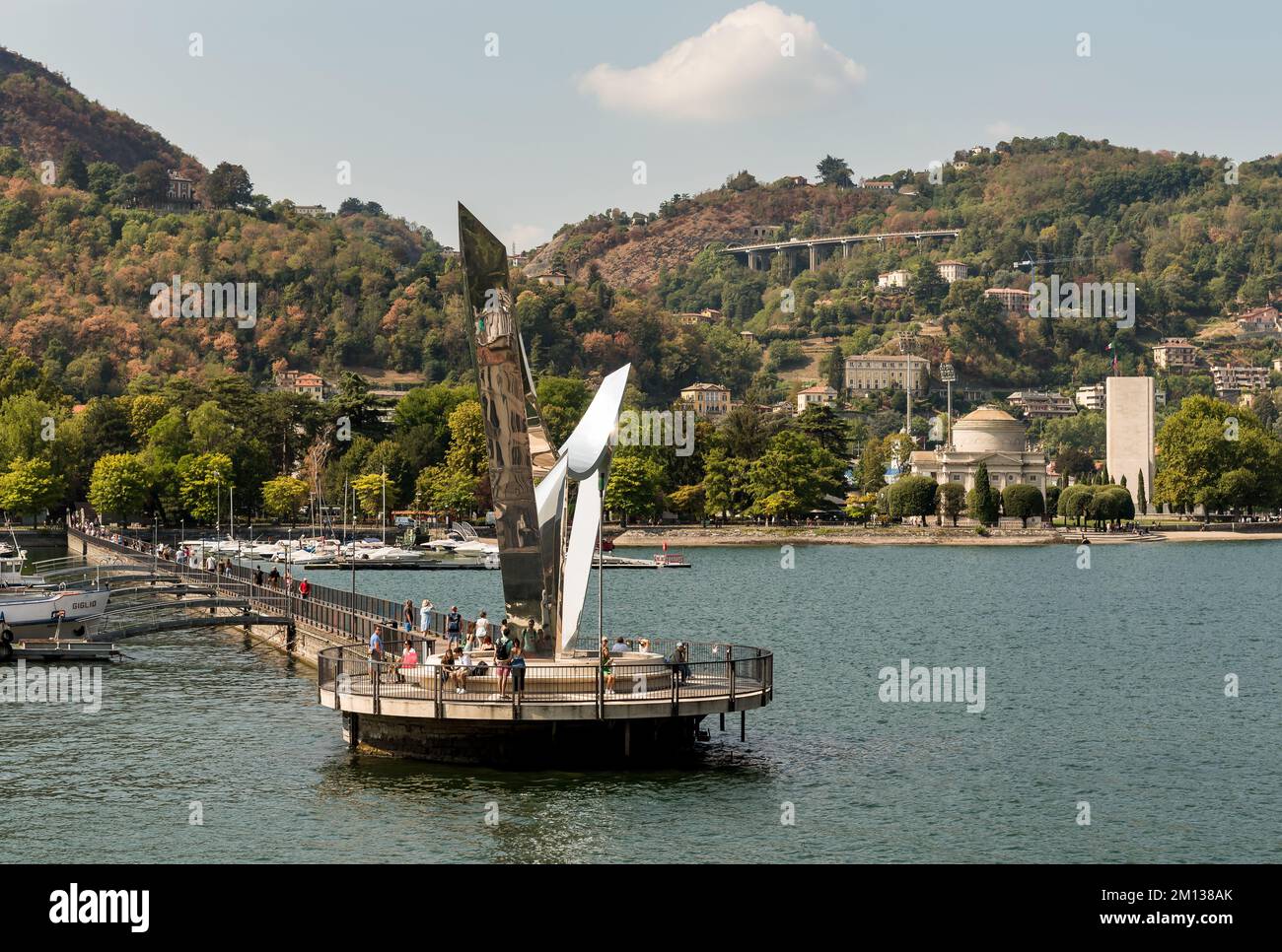 Como, Lombardei, Italien - 5. September 2022: The Life Electric ist eine Skulptur aus Edelstahl von Daniel Libeskind in Como. Stockfoto