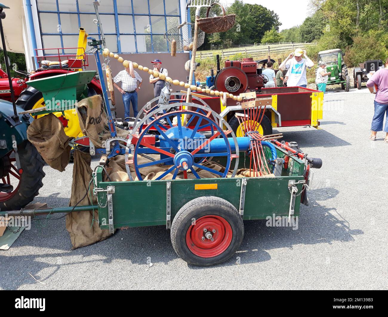 Traktorausstellung in Detmold. Grüner kleiner Wohnwagen Stockfoto