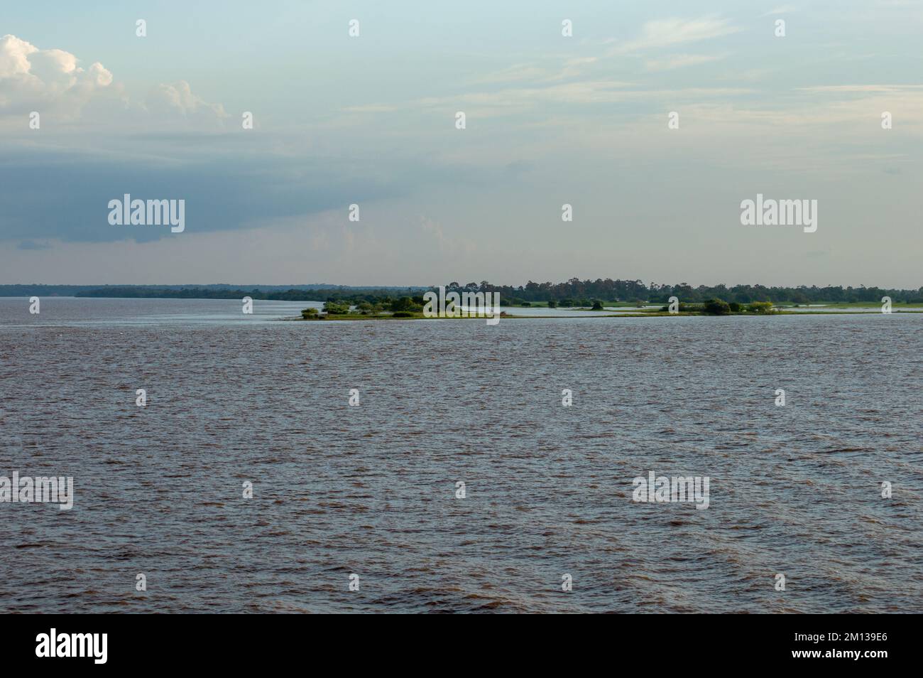 Tropische Wasserlandschaft der Rio Amazonas in Brasilien von einem Kreuzfahrtschiff aus während einer Fahrt von Manaus nach Belem Stockfoto