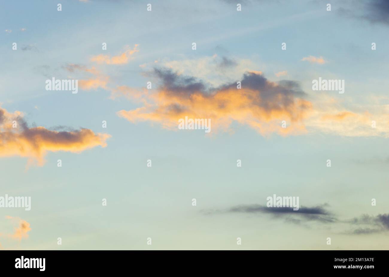 Wolkenlandschaft bei Sonnenaufgang mit schönen orangefarbenen und blauen Farben und Farbverläufen Stockfoto