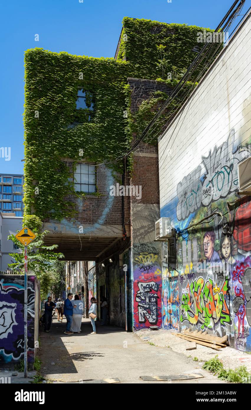 TORONTO, KANADA - 18. JUNI 2022: Teil der Grafitti Alley (Rush Lane) im Zentrum von Toronto an einem sonnigen Tag. Stockfoto