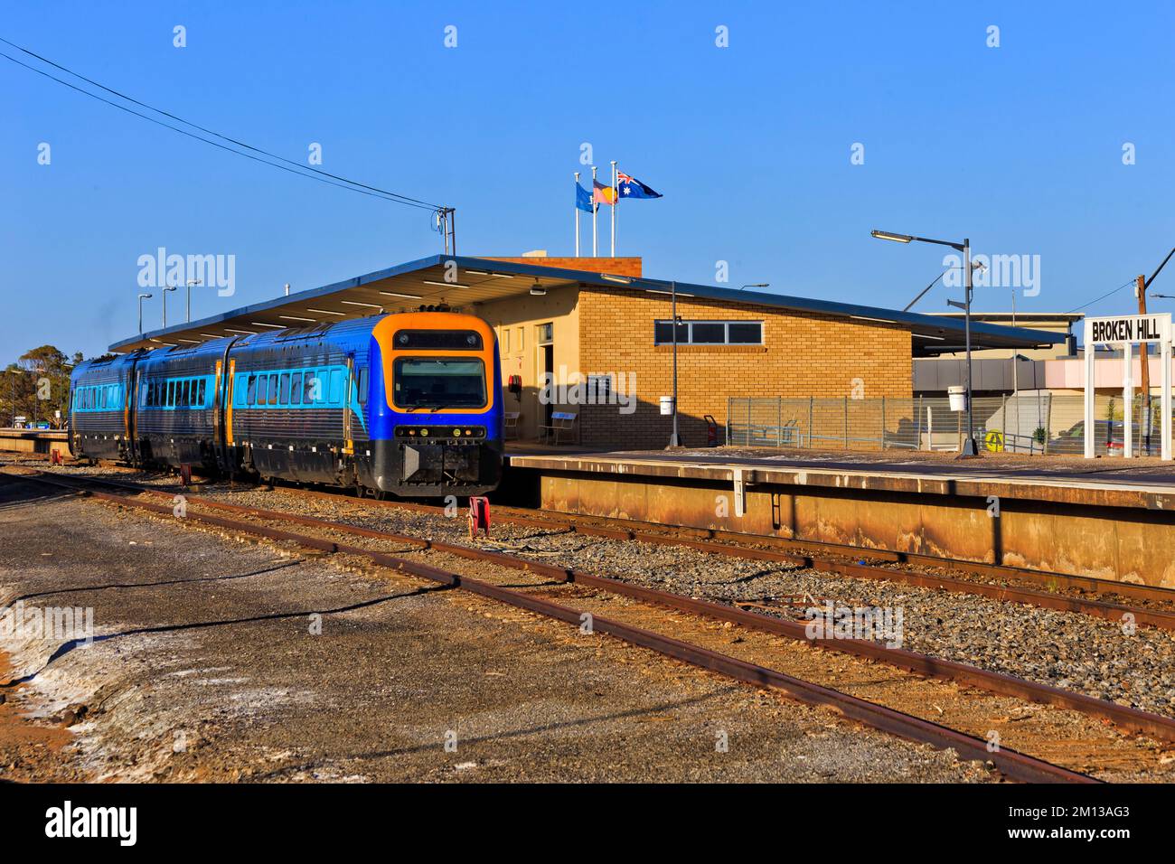 Bahnhofsplattform Broken Hill mit Passagieren im Intercity-Personenzug. Stockfoto