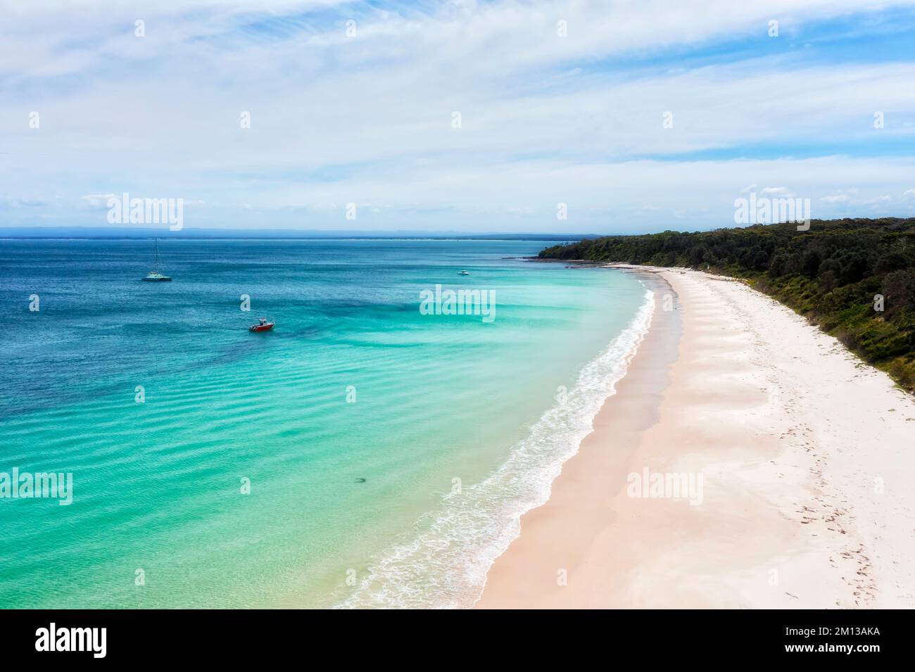 Weißer Sand mit langem Strand an der Jervis Bay der australischen Pazifikküste - malerisches Reiseziel, unvergleichliche Meereslandschaft. Stockfoto