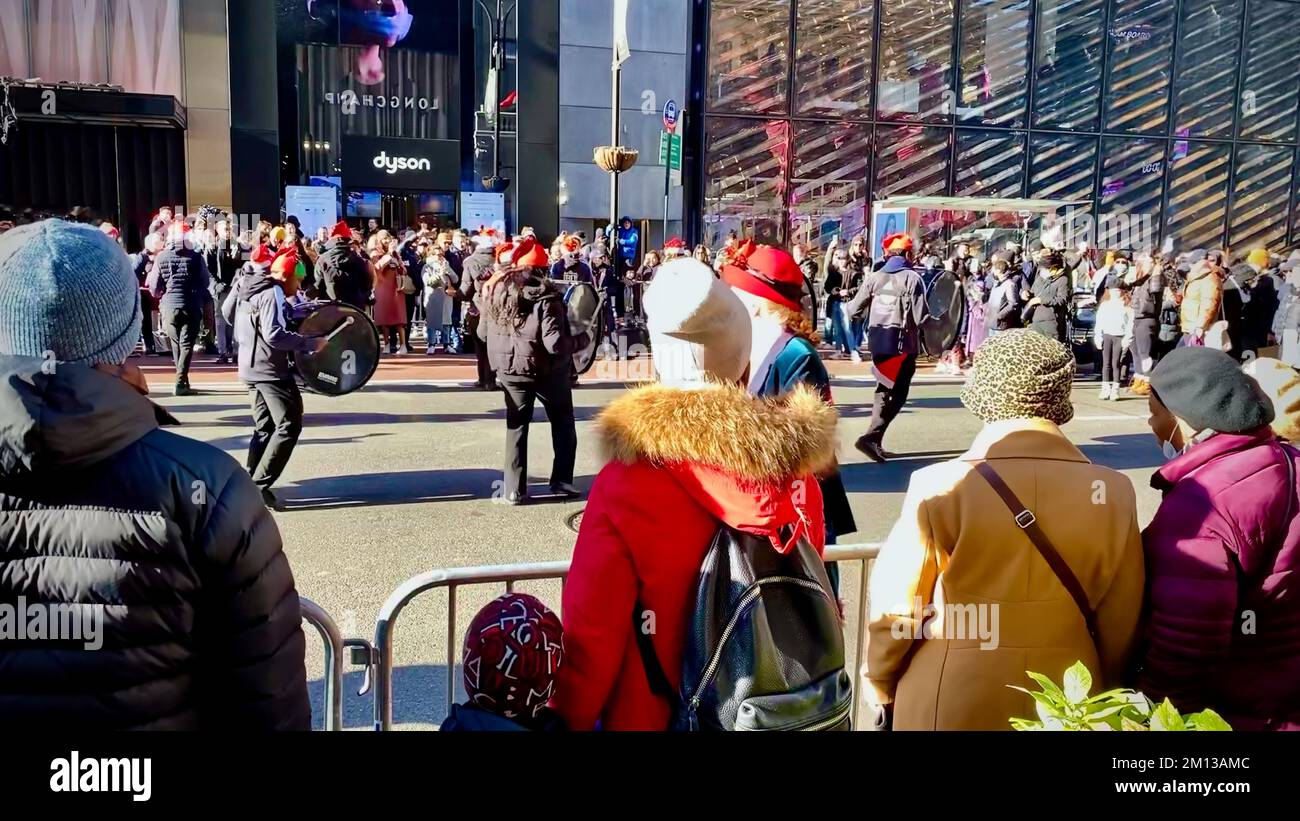 New York, NY, USA - 4. Dez. 2022: Die Fifth Avenue ist sonntags im Dezember für den Verkehr gesperrt, damit die Leute Einkaufen und Entertai genießen können Stockfoto