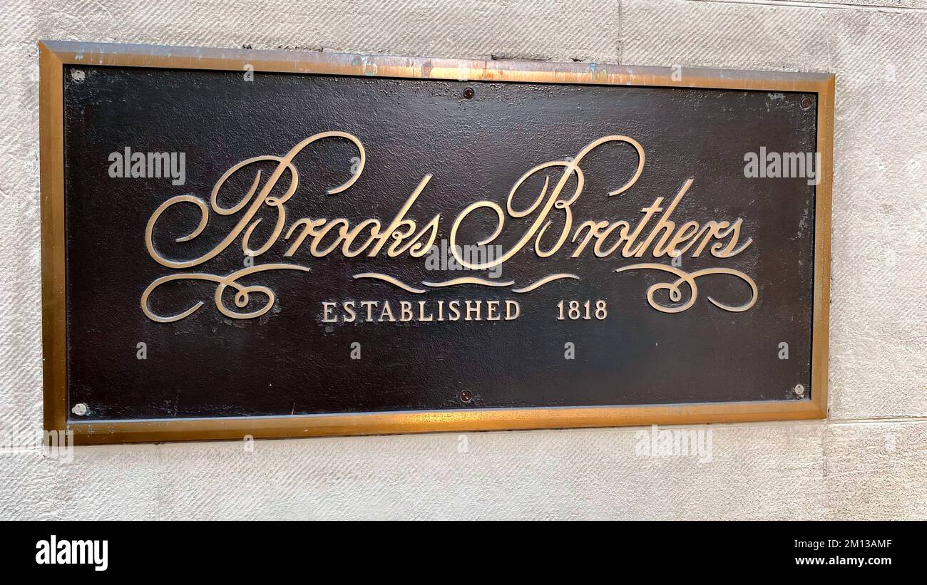 New York, NY, USA - 4. Dez. 2022: Das Midtown-Gebäude hat immer noch ein Brooks Brothers-Schild, wo es seit Jahren verschnitten ist. Stockfoto