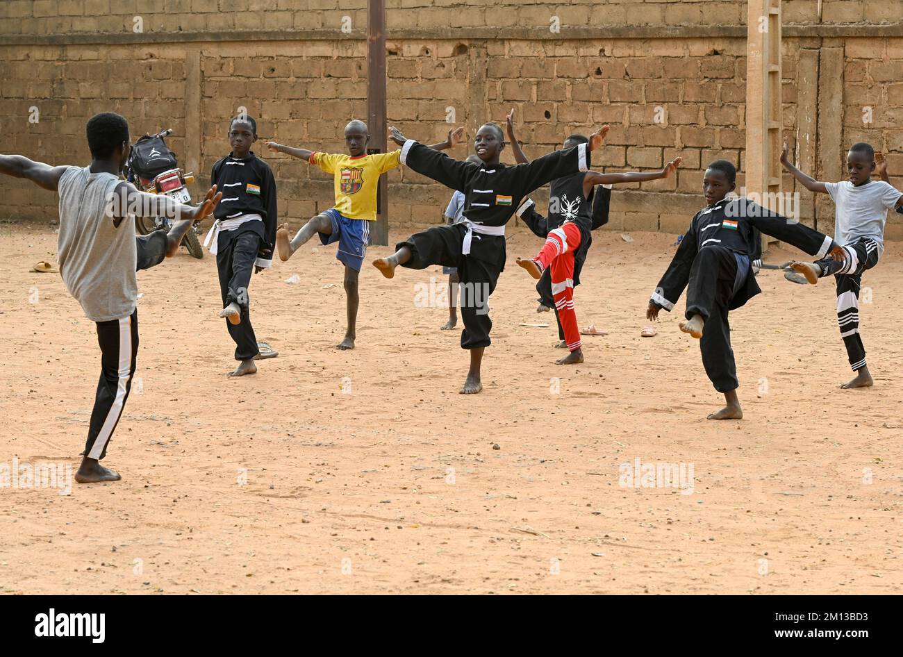 NIGER, Niamey, Kinder, die Judo-Sport auf der Straße machen / Kinder beim Judo Sport auf der Straße Stockfoto
