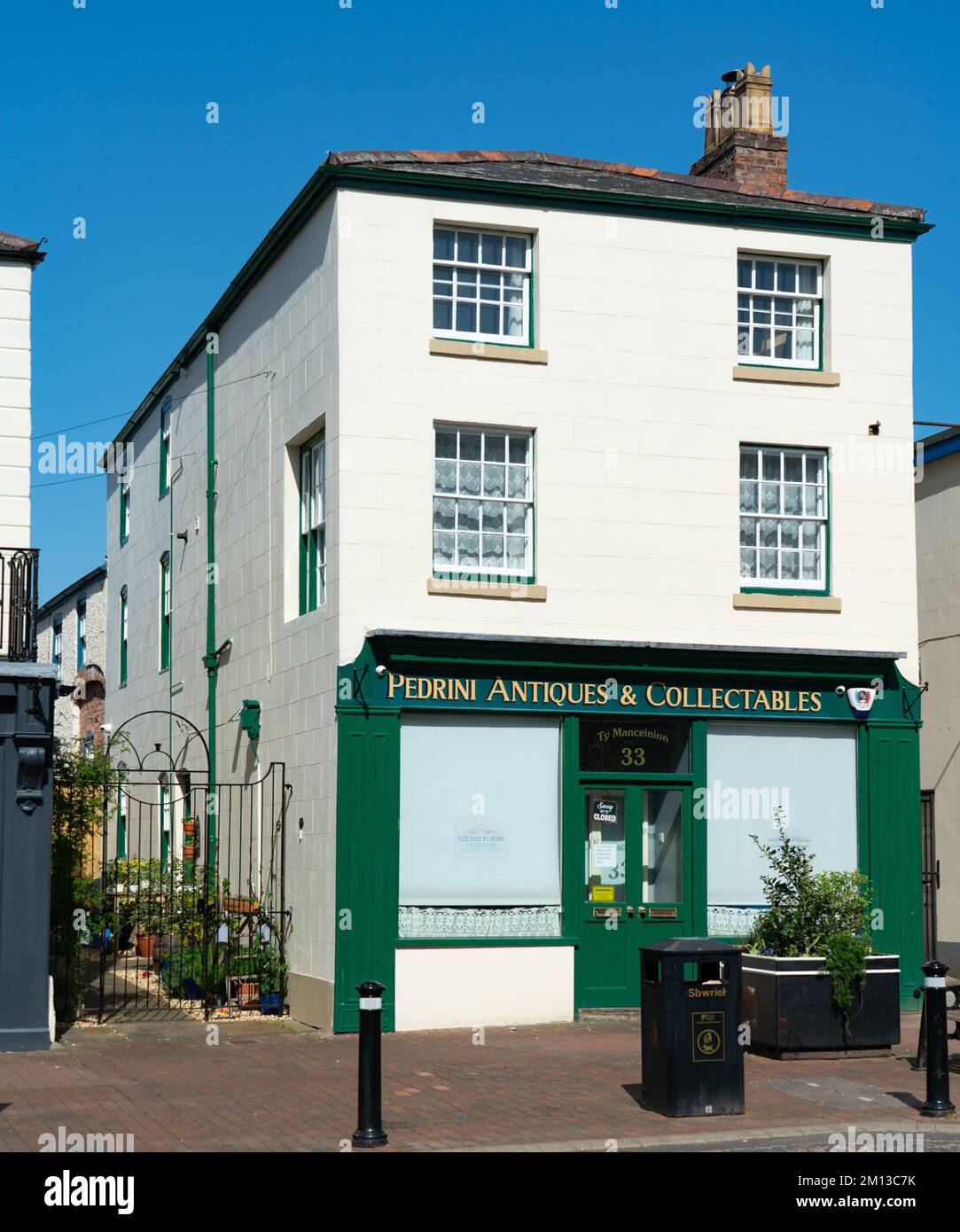Pedrini Antiques and Collectables, 33 High Street, Holywell, North Wales. Bild wurde im Mai 2022 aufgenommen. Stockfoto
