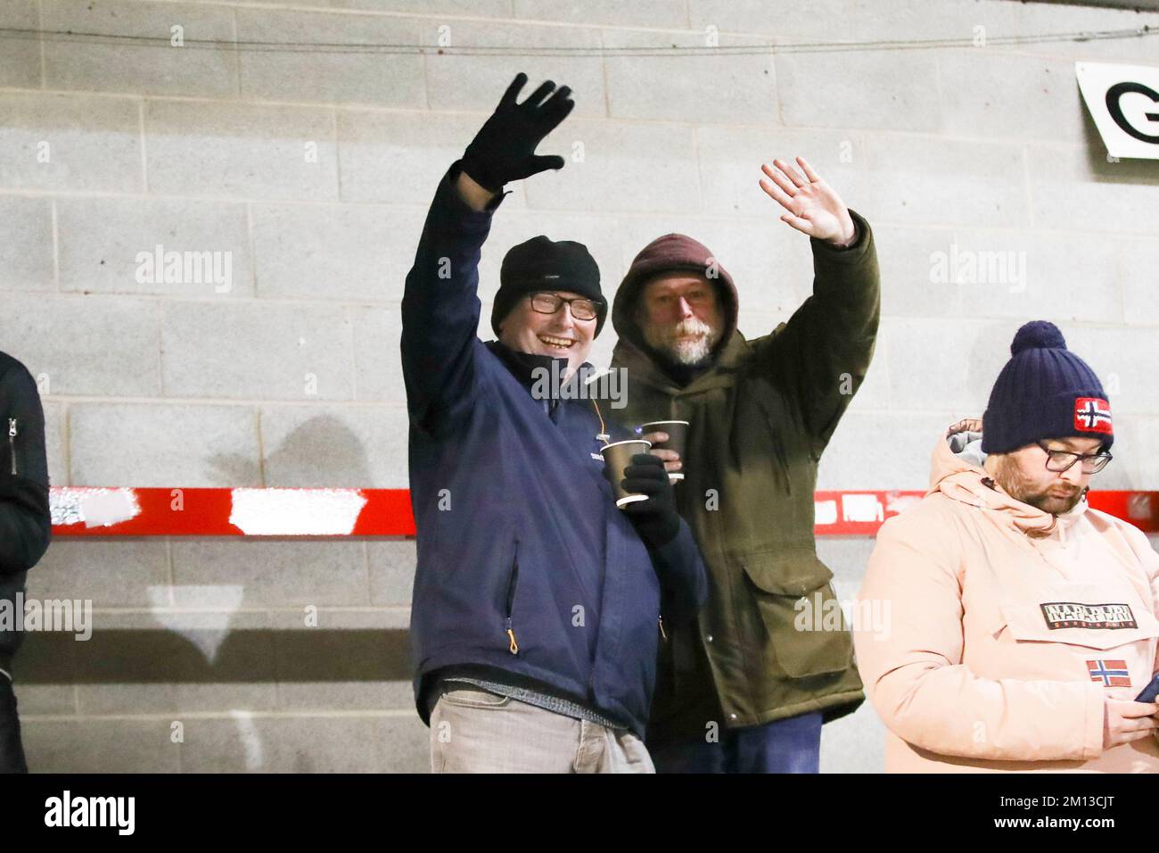 Hartlepool United Fans während des Spiels der Sky Bet League 2 zwischen Crawley Town und Hartlepool United im Broadfield Stadium, Crawley, am Freitag, den 9.. Dezember 2022. (Kredit: Tom West | MI News) Kredit: MI News & Sport /Alamy Live News Stockfoto