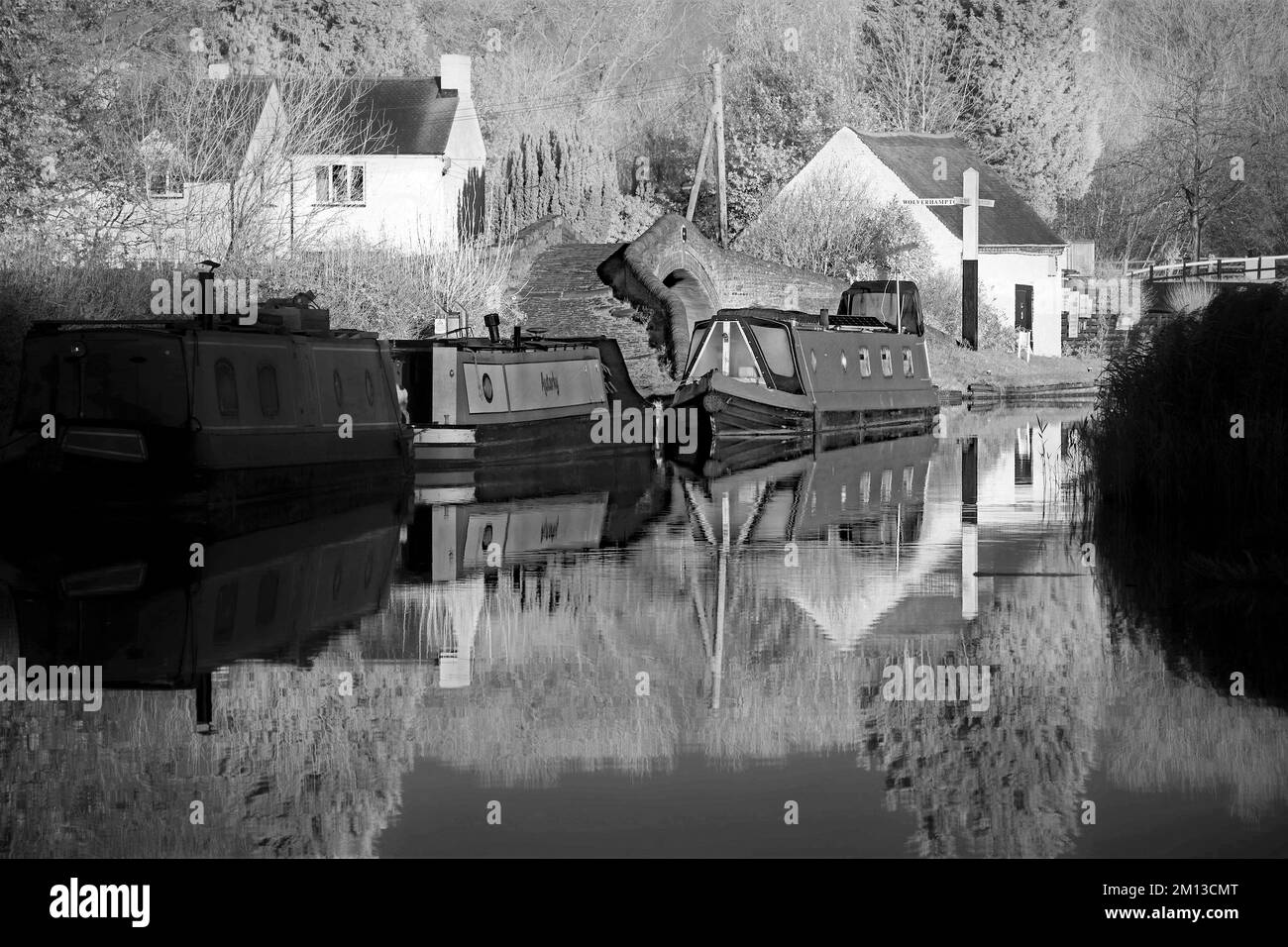 Sepia-Farbton Schwarz-Weiß-Foto von Schmalbooten auf den Waterways an der Haywood Junction Staffordshire, Sepia-Farbton mit einem veralteten und nostalgischen Klo Stockfoto