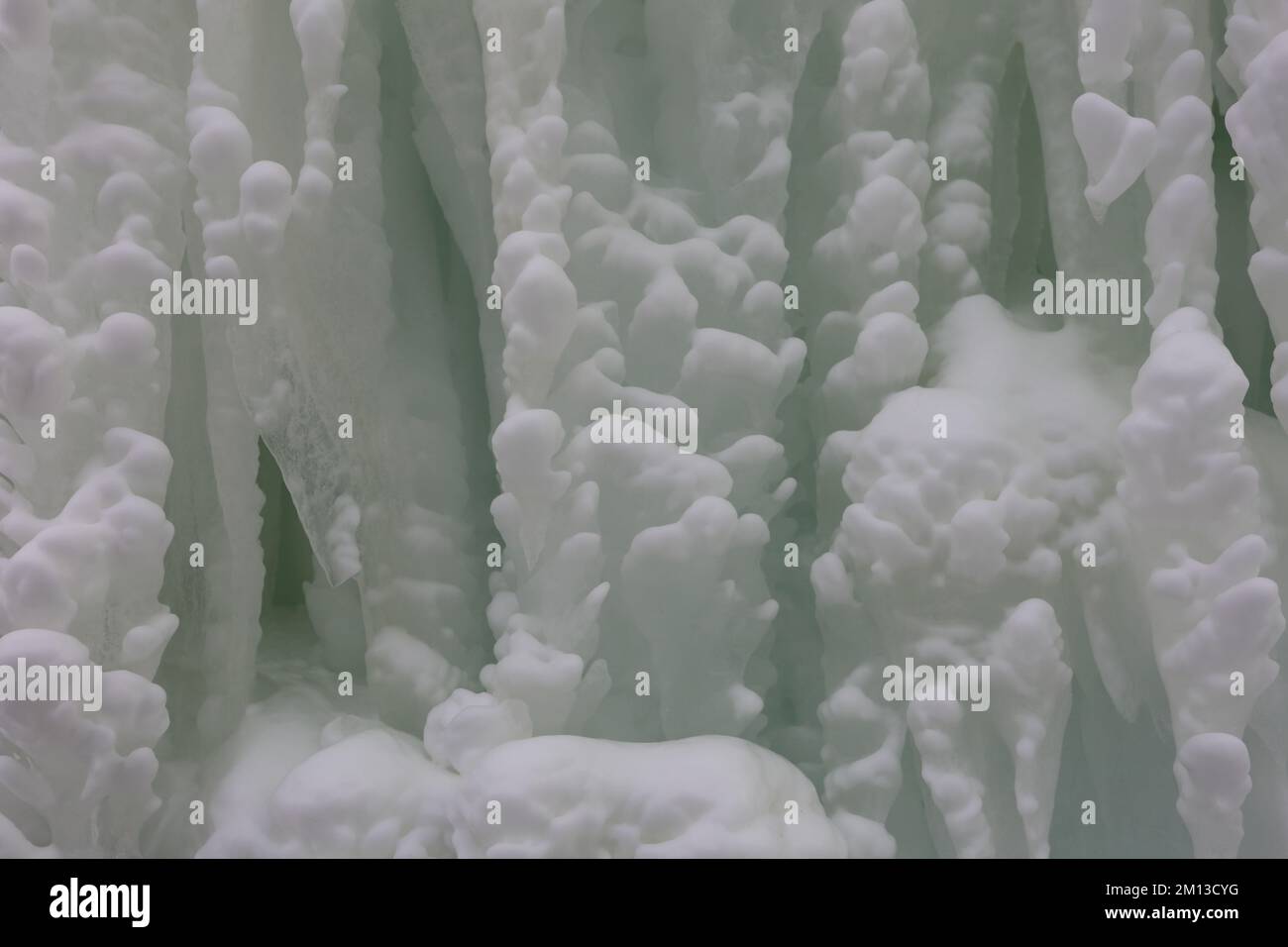 Eine gefrorene Wand aus Eis und Schnee, die von einem Kunsthandwerker in Ice Castles in Lake Geneva, Wisconsin, USA, geschaffen wurde Stockfoto