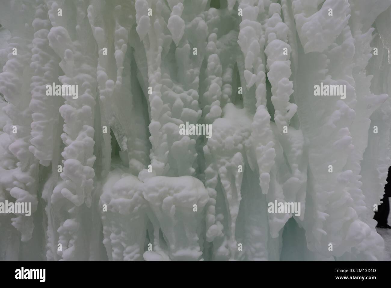 Eine gefrorene Wand aus Eis und Schnee, die von einem Kunsthandwerker in Ice Castles in Lake Geneva, Wisconsin, USA, geschaffen wurde Stockfoto