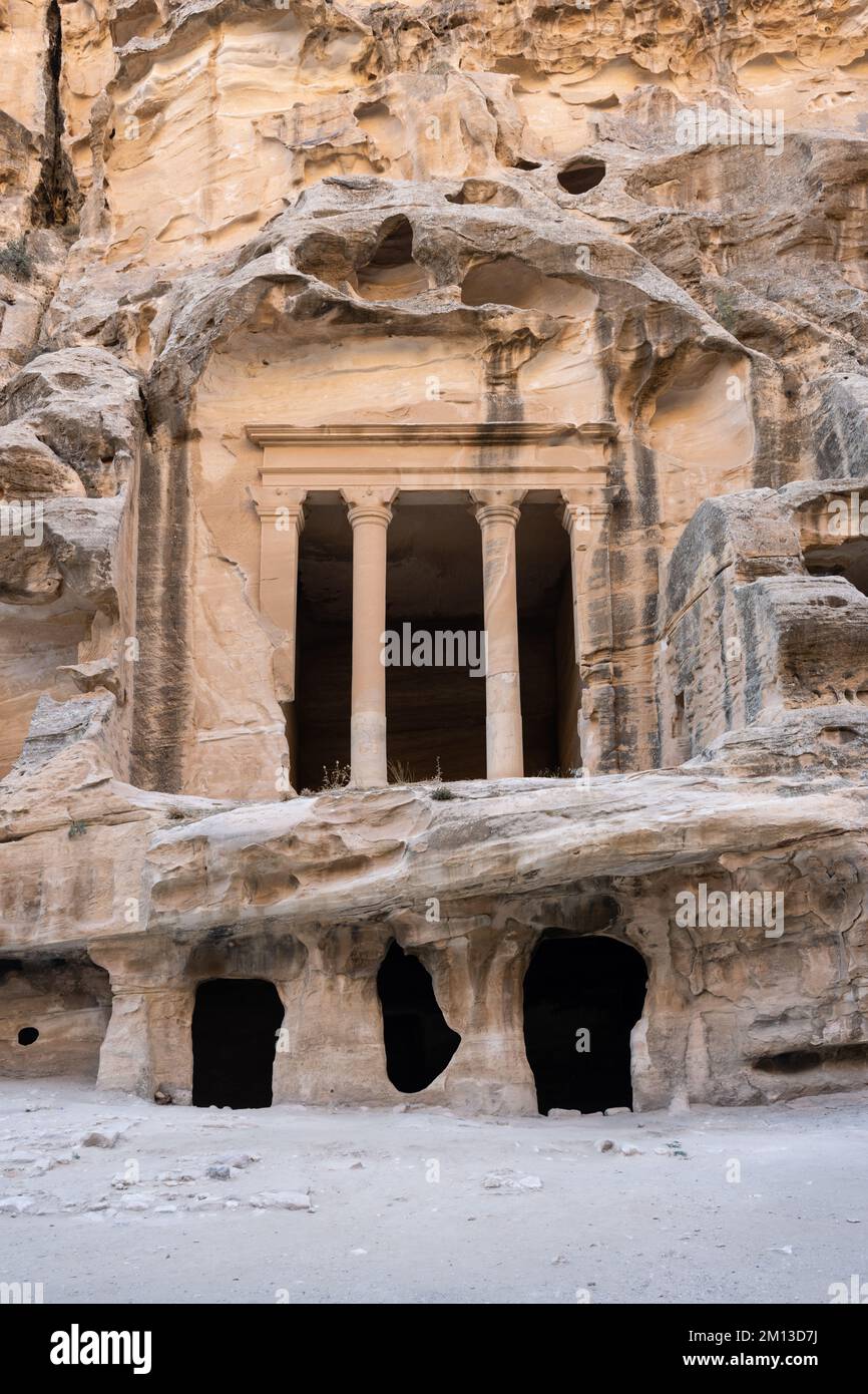 Tempel über einem Felsenhaus in Little Petra oder Siq Al-Barid, Jordanien Stockfoto