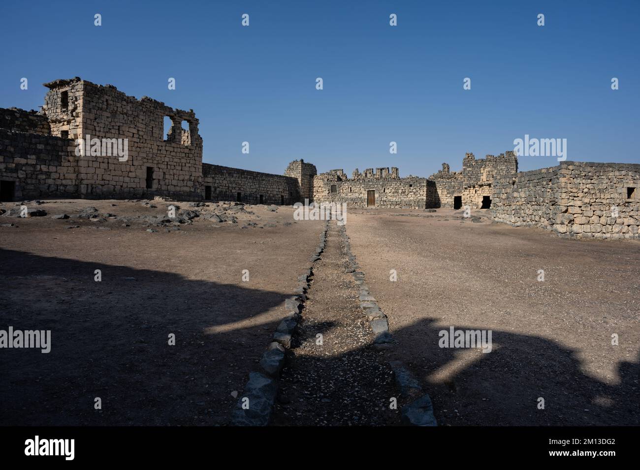 Qasr Al Azraq Castle Innenhof und Basaltmauern in Jordanien Stockfoto