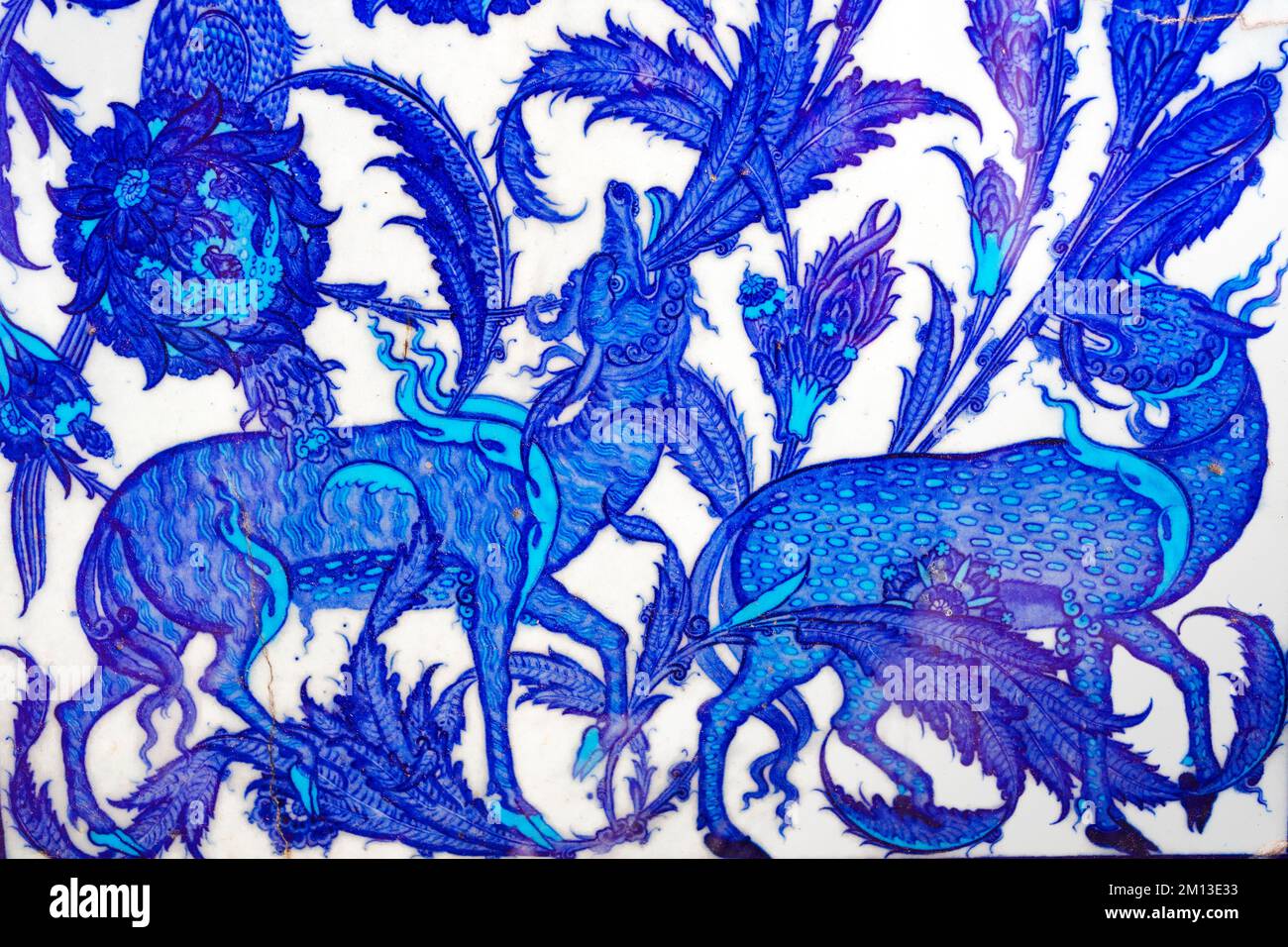 Blaue Fliesen aus Tier- und Blumenfiguren des Topkapi-Palastes in Istanbul, Türkei. Stockfoto