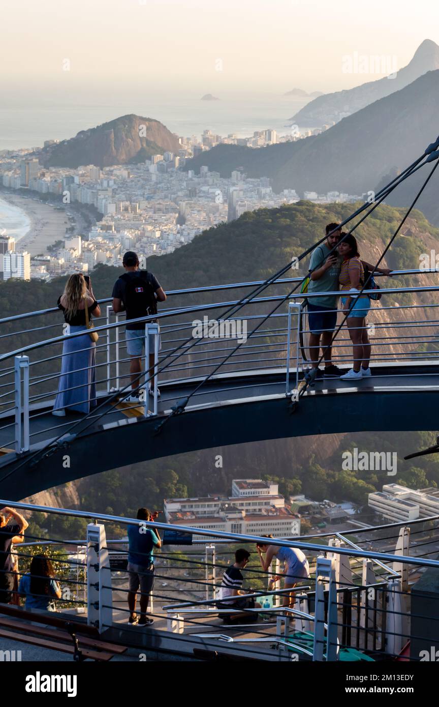 Berühmter Touristenort am zuckerhut in Rio de janeiro Brasilien. Leute, die bei Sonnenuntergang fotografieren Stockfoto