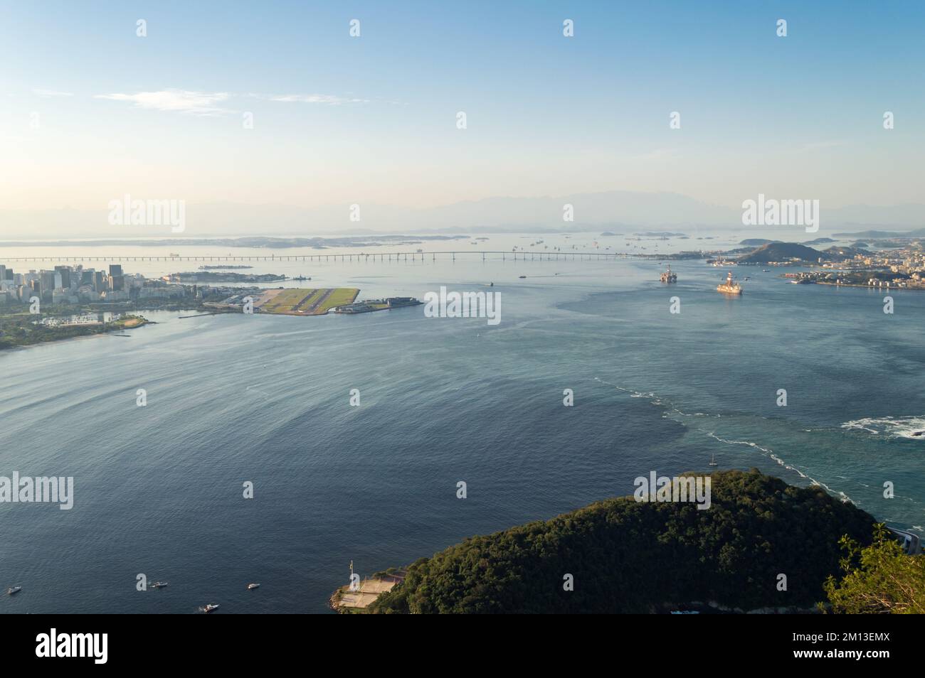 Blick auf die nördliche Bucht von Rio De Janeiro mit Blick auf den flamengo-Strand und den lokalen Flughafen Stockfoto