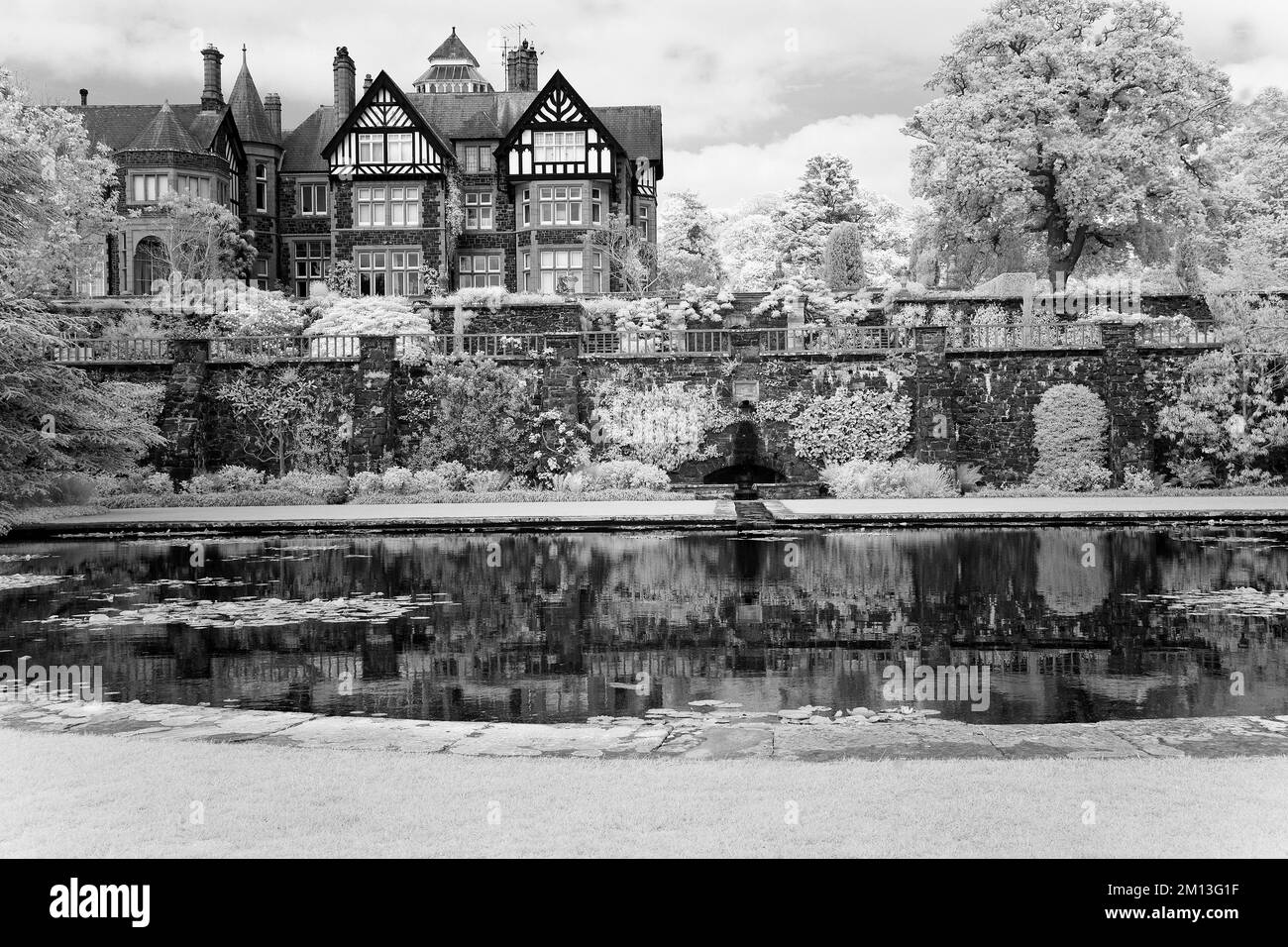 Landschaftsfoto des weltberühmten Bodnant Garden und ein wunderschönes historisches Haus im Lilienteich, Conwy Snowdonia Countryside of North Wa Stockfoto